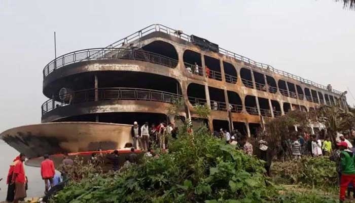 সুগন্ধায় লঞ্চের আগুনে পুড়লো ৪০ প্রাণ নিখোঁজ শতাধিক যাত্রীর পরিবারের হাহাকার
