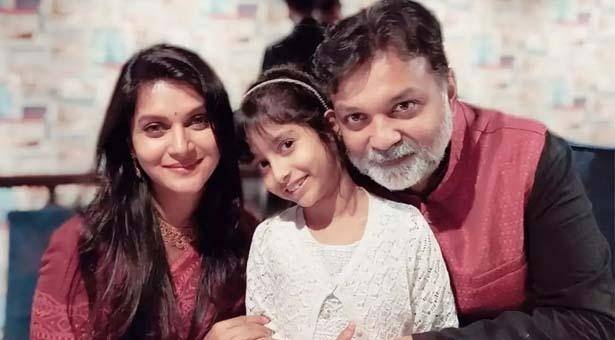 করোনার ভয়ে মেয়েকে নিয়ে সৃজিত থেকে দূরে থাকছেন মিথিলা