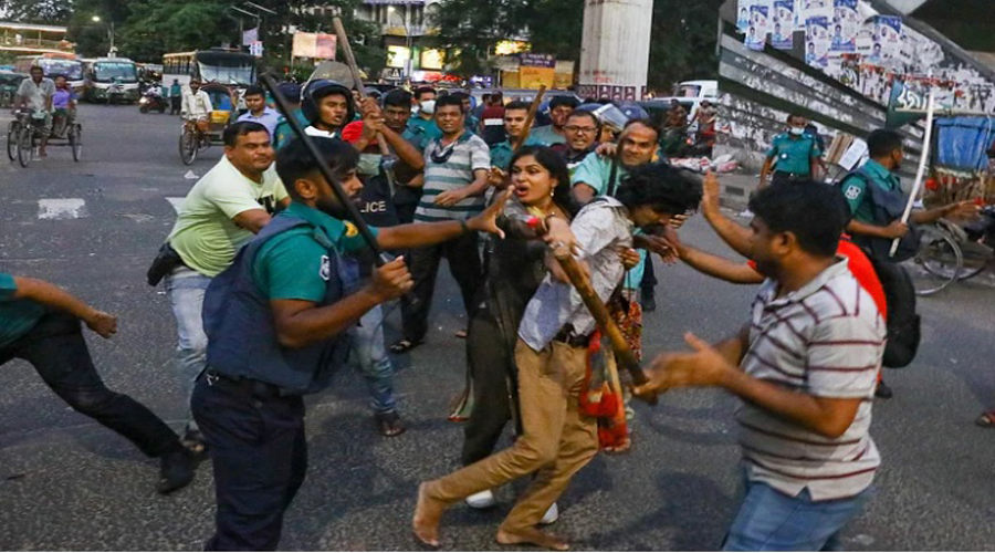 জ্বালানি তেলের মূল্যবৃদ্ধির প্রতিবাদ কর্মসূচিতে পুলিশের লাঠিচার্জ