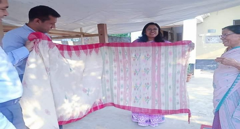  কলা গাছের তন্তু থেকে শাড়ি বানালেন মৌলভীবাজারের রাধাবতী