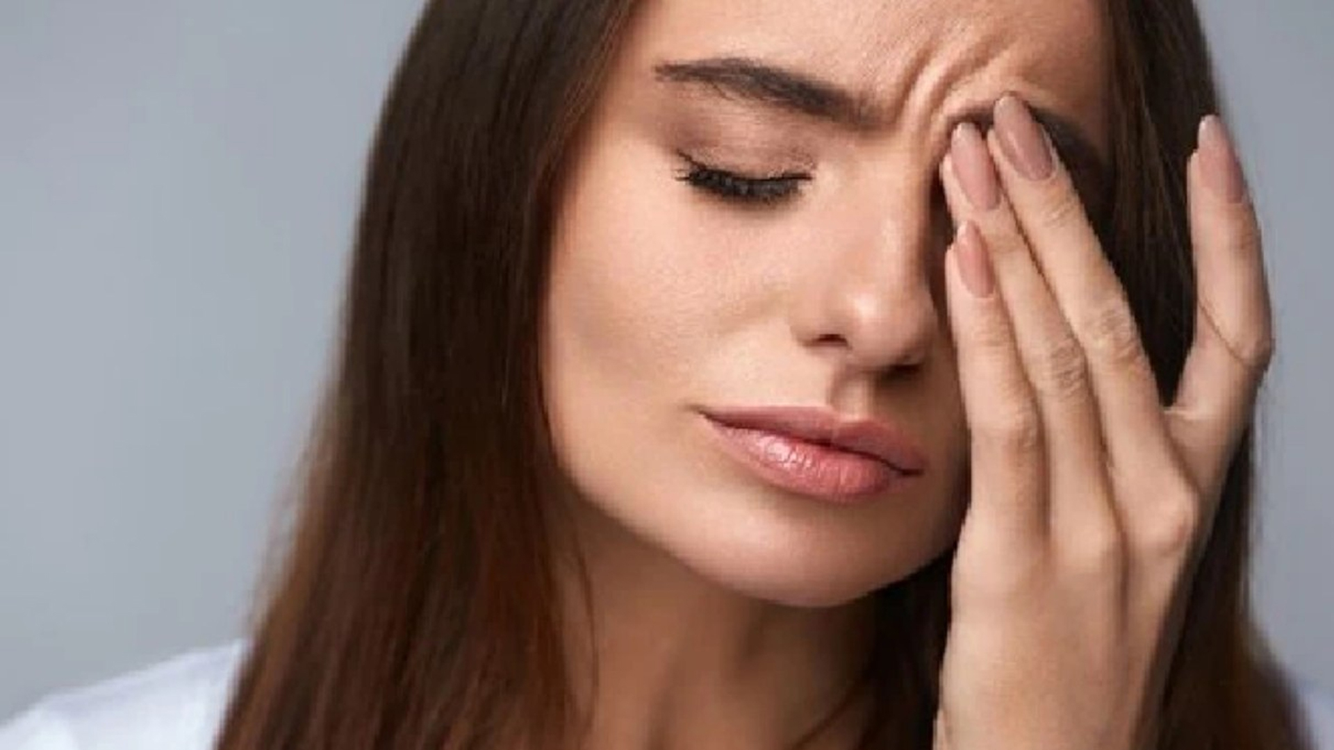 চোখের পাতা কাঁপে কেন?