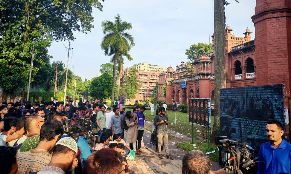 এলইডি স্ক্রিনে সরাসরি দেখানো হচ্ছে ডাকসুর ভোট গণনা