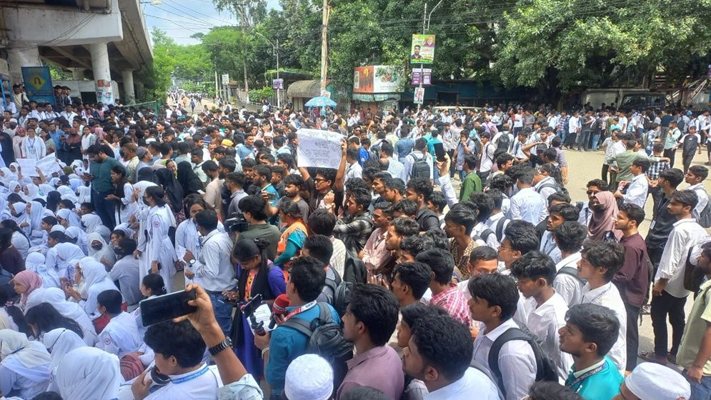 সাতরাস্তায় কারিগরি শিক্ষার্থীদের অবরোধ, যান চলাচল বন্ধ