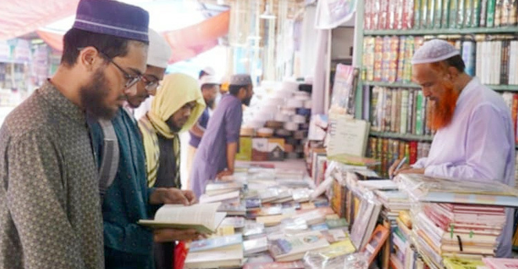 প্রথম সপ্তাহেই জমজমাট ইসলামী বইমেলা