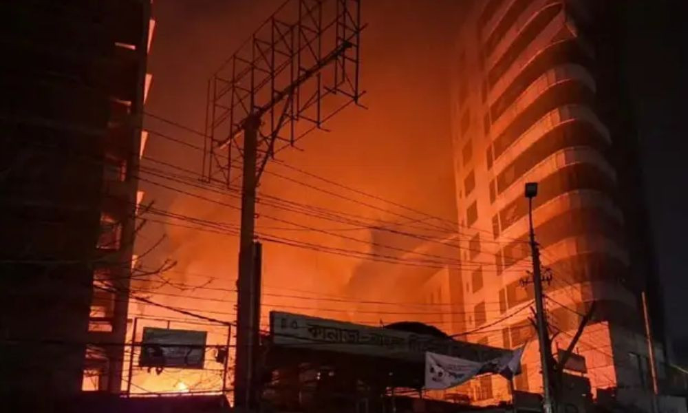 কারওয়ান বাজারে গ্যারেজে আগুন, নিয়ন্ত্রণে ৫ ইউনিট