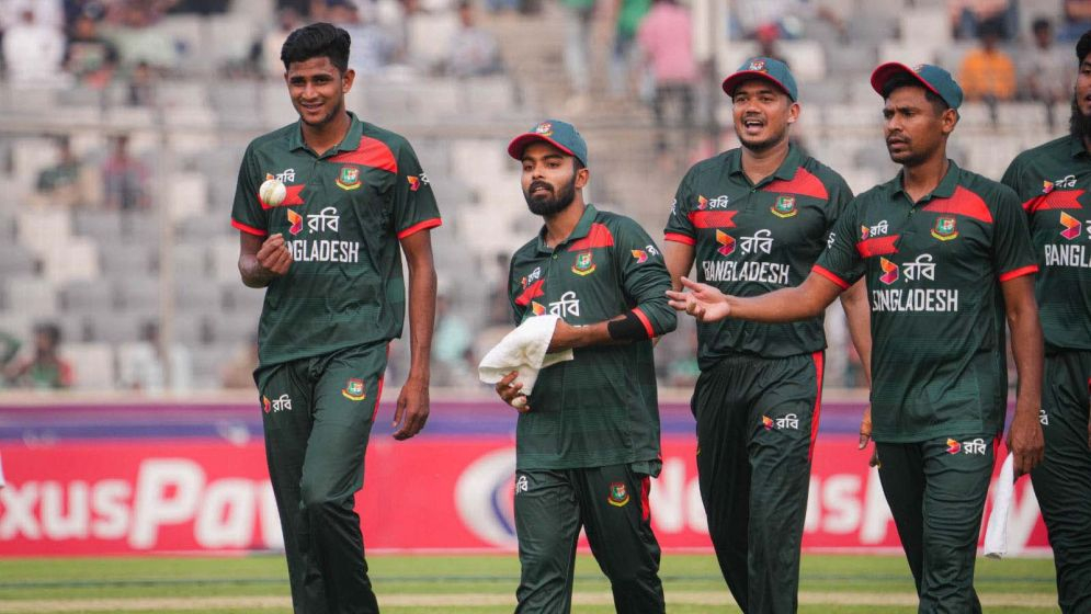 ২০৯ বল হাতে রেখে পাকিস্তানকে ৮ উইকেটে হারাল বাংলাদেশ