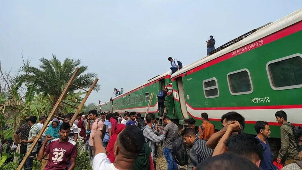 বগুড়ায় ট্রেনের ৯ বগি লাইনচ্যুত, উত্তরবঙ্গের সঙ্গে ঢাকার যোগাযোগ বন্ধ