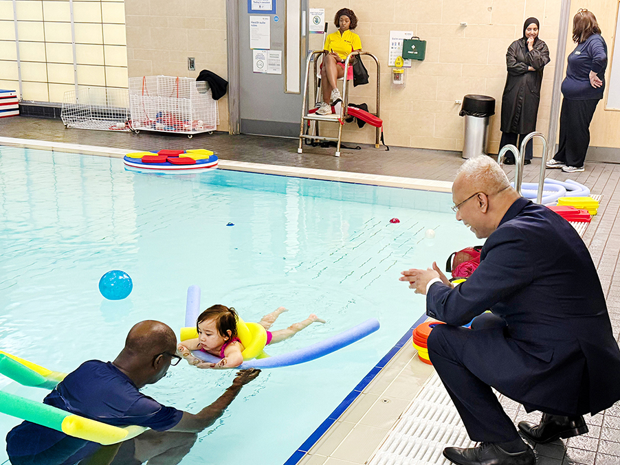 টাওয়ার হ্যামলেটসের পরিবার ও প্রাপ্তবয়স্কদের জন্য আরও বেশি বিনামূল্যে সাঁতার সুবিধা ঘোষণা