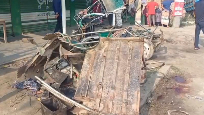 নাটোরে ট্রাক-ইজিবাইক মুখোমুখি সংঘর্ষ, নিহত ৩