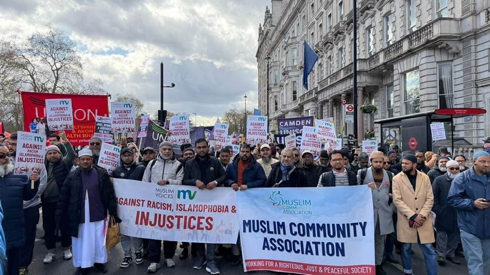 লন্ডনে ফার-রাইটবিরোধী বিশাল সমাবেশ