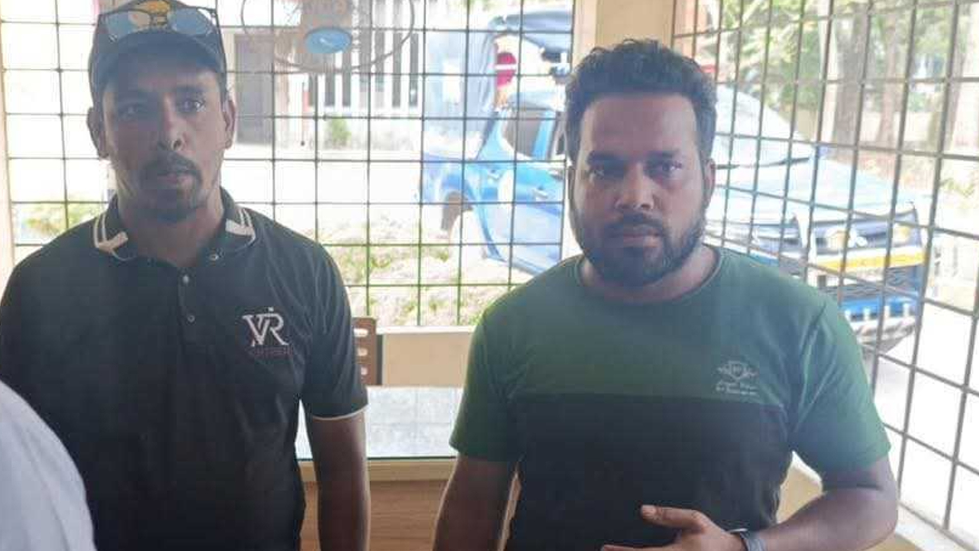 দুই সাংবাদিককে হাতকড়া পরিয়ে থানায় পাঠানো এসিল্যান্ডকে বদলি