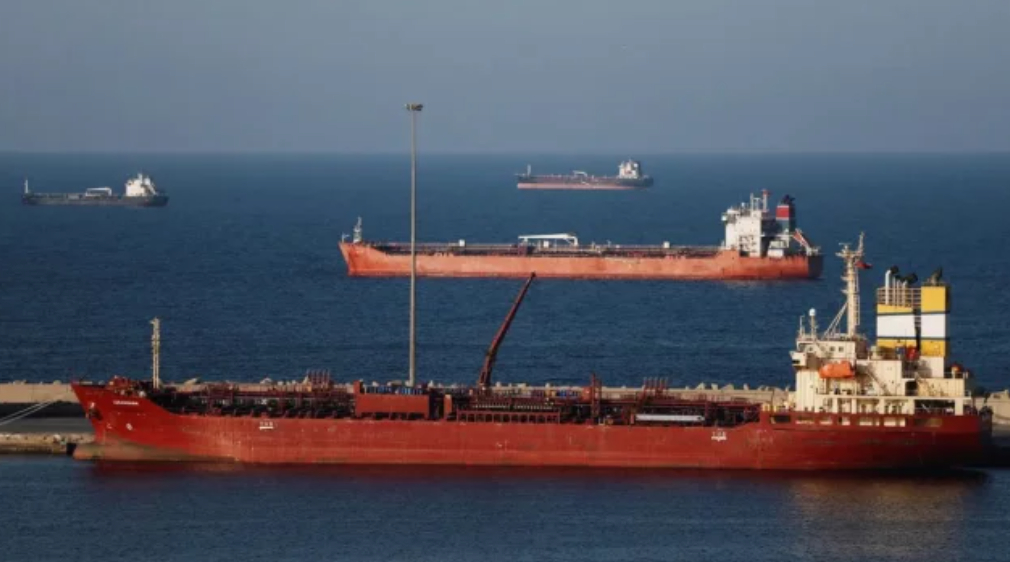 মার্কিন নিষেধাজ্ঞা অমান্য করে হরমুজ পার করলো চীনা জাহাজ