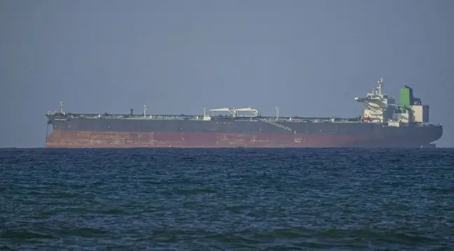 মার্কিন অবরোধ ভেঙে দক্ষিণের বন্দরে ইরানি জাহাজ