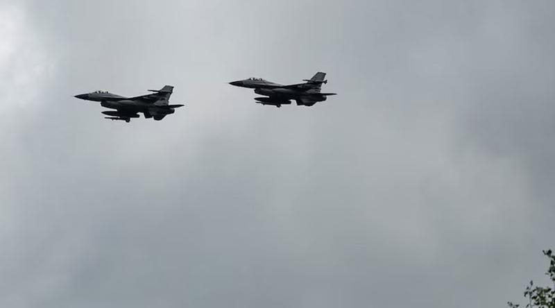 ছবি তুলছিল পাইলট, মাঝ আকাশে ২ যুদ্ধবিমানের সংঘর্ষ