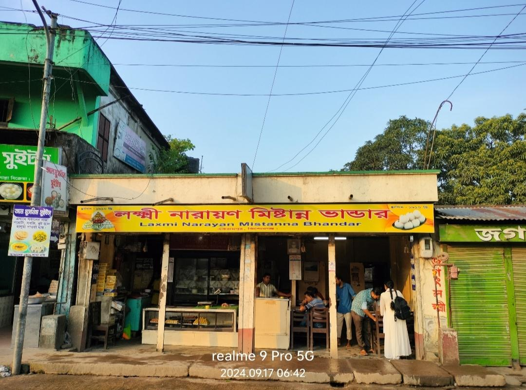 নরসুন্দার তীরে শতবর্ষের মিষ্টি স্মৃতি - লক্ষ্মী নারায়ণ মিষ্টান্ন ভান্ডারের অমলিন ঐতিহ্য 