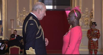 ওসমানী স্কুলের প্রধানশিক্ষিকা মিস রেমি’র কিং চার্লসের কাছ থেকে এমবিই এওয়ার্ড গ্রহণ