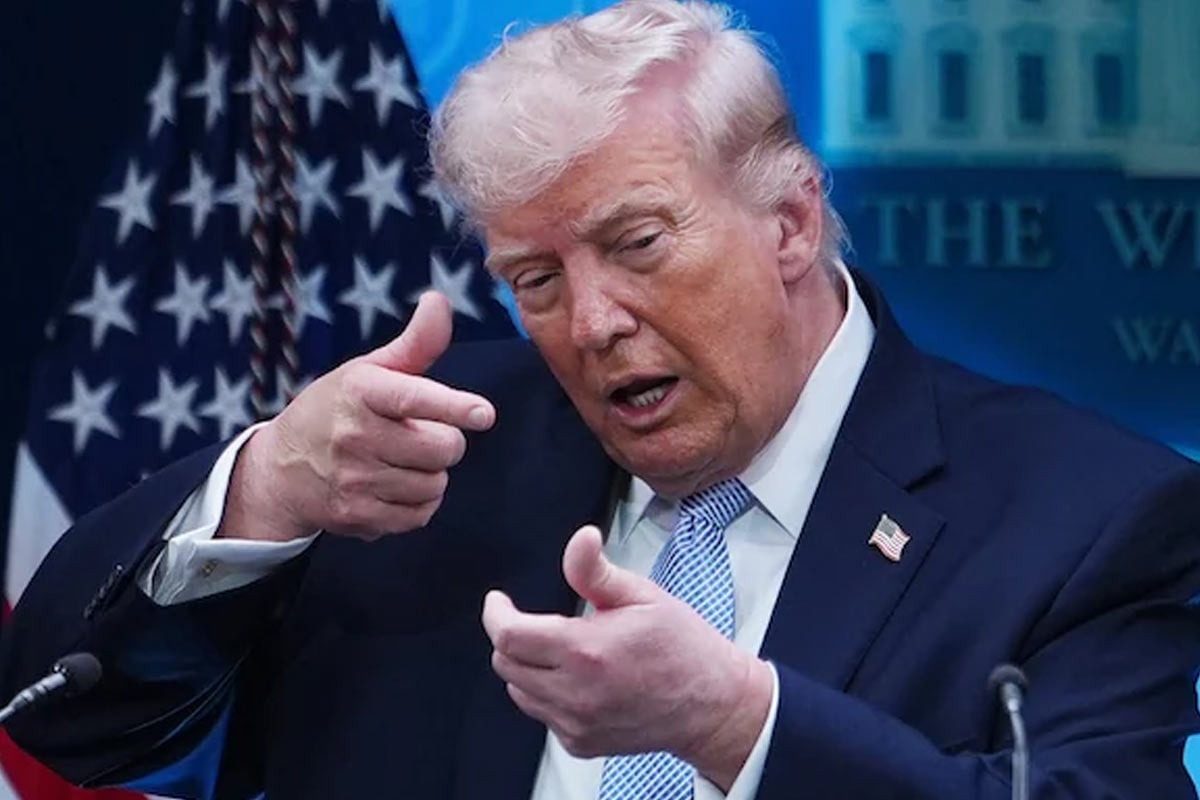 আর হামলা নয়, ইরানের ওপর দীর্ঘমেয়াদী নৌ-অবরোধের প্রস্তুতি নিচ্ছেন ট্রাম্প