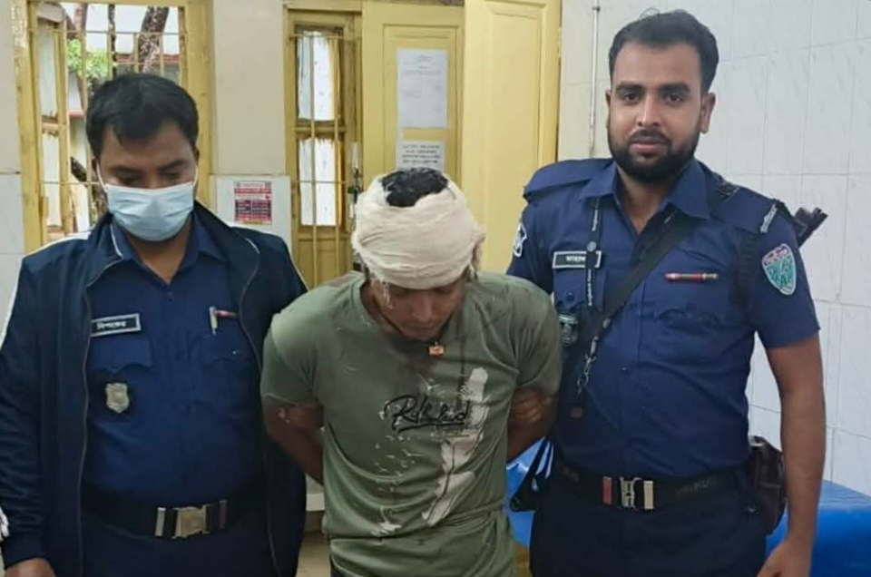 ফজরের নামাজের সময় মসজিদে ঢুকে মুসল্লিকে হত্যা, ঘাতক আটক