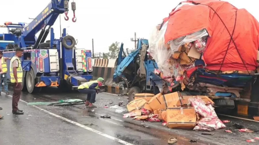 ঢাকা-টাঙ্গাইল মহাসড়কে ট্রাক-পিকআপ সংঘর্ষ, নিহত ২