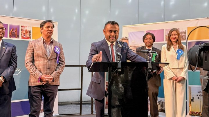 লন্ডনের নিউহ্যামে প্রথম বাংলাদেশি মেয়র হিসেবে ইতিহাস গড়লেন ফরহাদ হোসেন