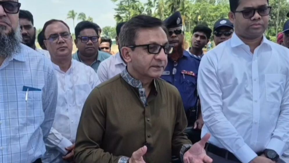 শপথ নিলেন মুখ্যমন্ত্রী শুভেন্দু, সঙ্গে ৫ মন্ত্রীও