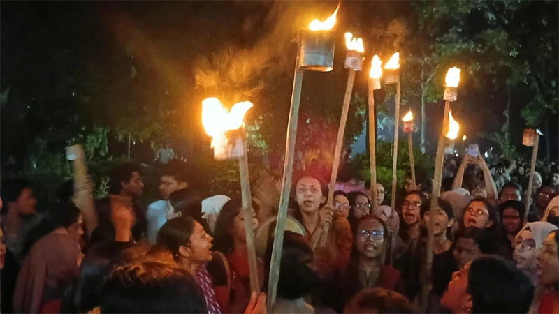 জাহাঙ্গীরনগরে ছাত্রীকে ধর্ষণচেষ্টা, প্রক্টরের পদত্যাগসহ ৫ দাবিতে শিক্ষার্থীদের মিছিল