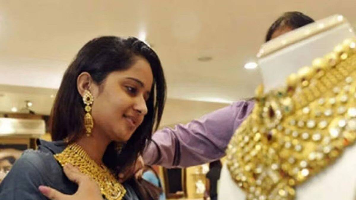 দেশে স্বর্ণের দামে বড় পতন