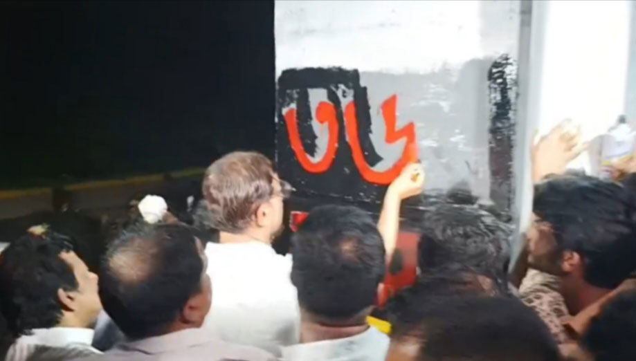 বিতর্কের মুখে নিজেই গ্রাফিতি আঁকলেন চট্টগ্রাম সিটি মেয়র