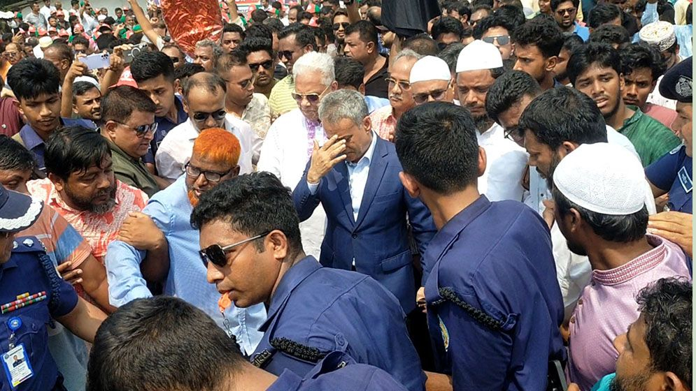 ‘স্বপ্নের সেতু’ নির্মাণ সম্ভাব্যতা যাচাইয়ে গিয়ে অবরুদ্ধ সেতুমন্ত্রী