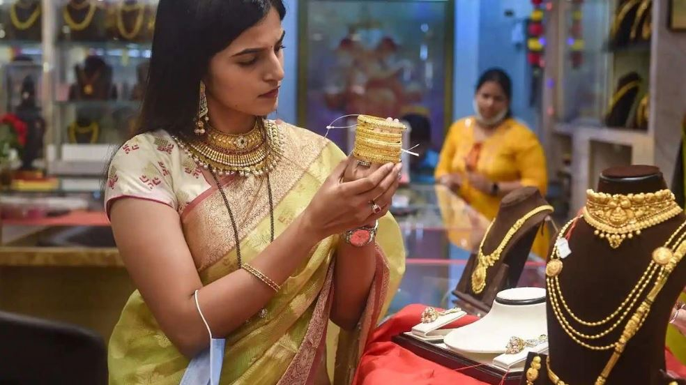 দেশের বাজারে স্বর্ণের দামে পতন