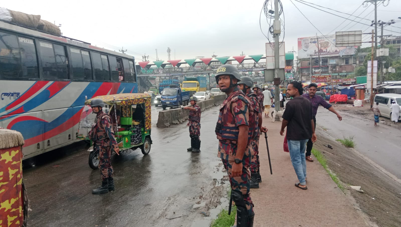 ঈদযাত্রা নিরাপদ ও স্বস্তিদায়ক করতে দেশের গুরুত্বপূর্ণ টোল প্লাজা ও যানজটপ্রবণ এলাকায় কাজ করছে বিজিবির ২৩ টিম