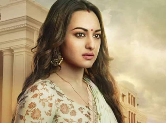 বাড়ির নাম 'রামায়ণ' রাখা নিয়ে বিতর্ক, কটাক্ষের মুখে সোনাক্ষী