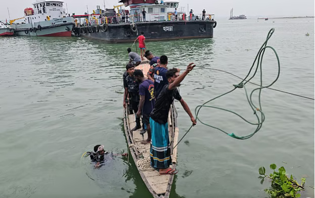 দৌলতদিয়ায় ফেরিতে উঠতে গিয়ে আবারও যাত্রীবাহী বাস নদীতে