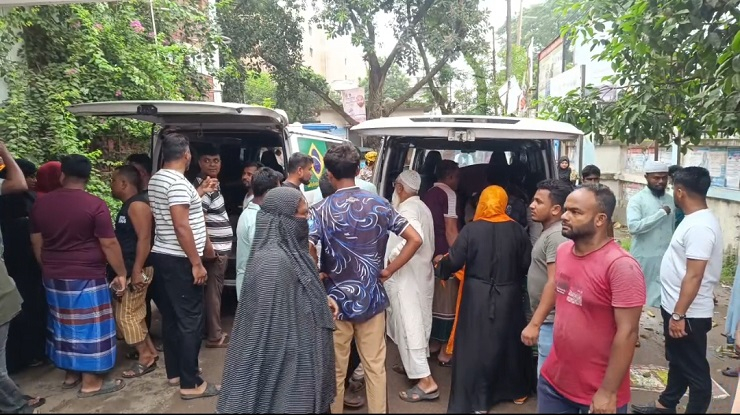 অটোরিকশায় পিকআপের ধাক্কা, মা-ছেলেসহ নিহত ৩