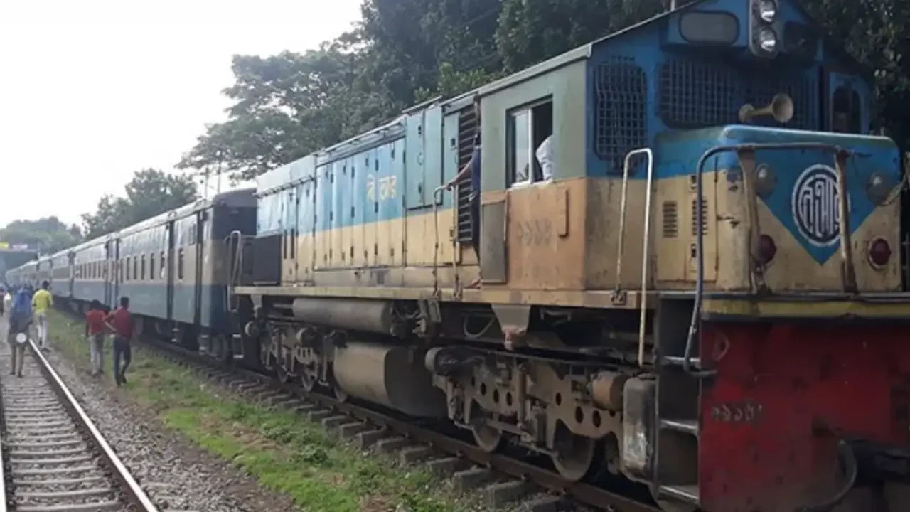 ট্রেনের সঙ্গে ট্রাকের সংঘর্ষ, চট্টগ্রামের সঙ্গে সারাদেশের রেল যোগাযোগ বন্ধ