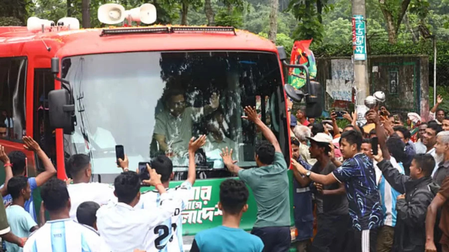 সিলেটে পৌঁছে সড়কপথে মৌলভীবাজারের উদ্দেশে রওনা হয়েছেন প্রধানমন্ত্রী