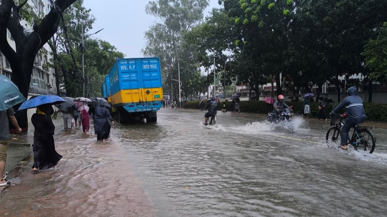 টানা বৃষ্টিতে চট্টগ্রাম নগরজুড়ে জলাবদ্ধতা, বাসাবাড়িতে পানি