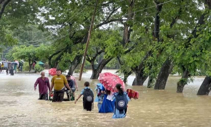 টানা বর্ষণে খাগড়াছড়ি প্লাবিত, সড়কে যান চলাচল বন্ধ