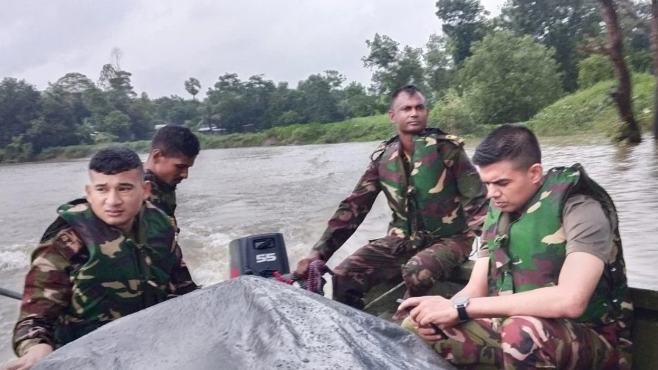 চট্টগ্রামে ৪ লাখ মানুষ পানিবন্দি, ৭ উপজেলায় সেনা মোতায়েন