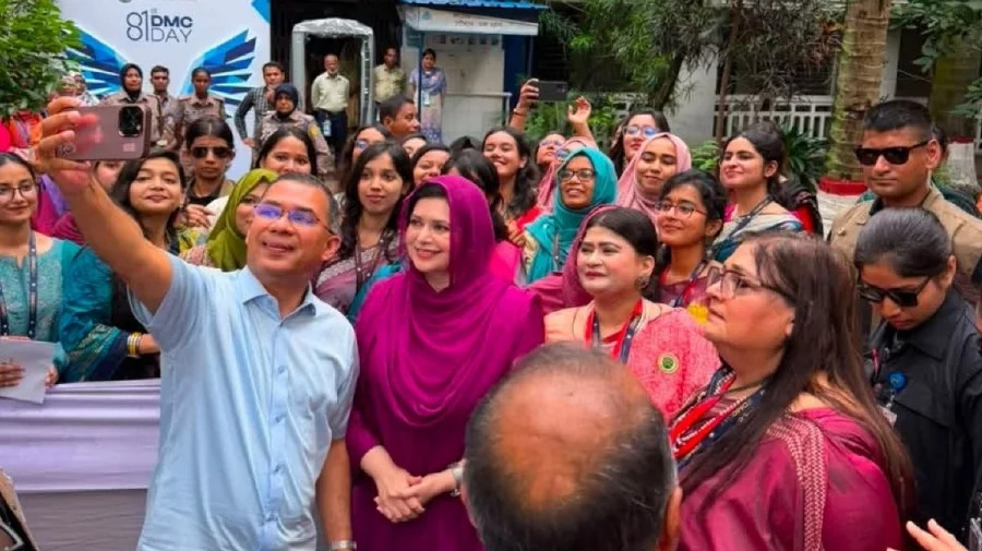 ঢামেকের ৮০ বছর পূর্তি অনুষ্ঠানে প্রধানমন্ত্রী, তুললেন সেলফি