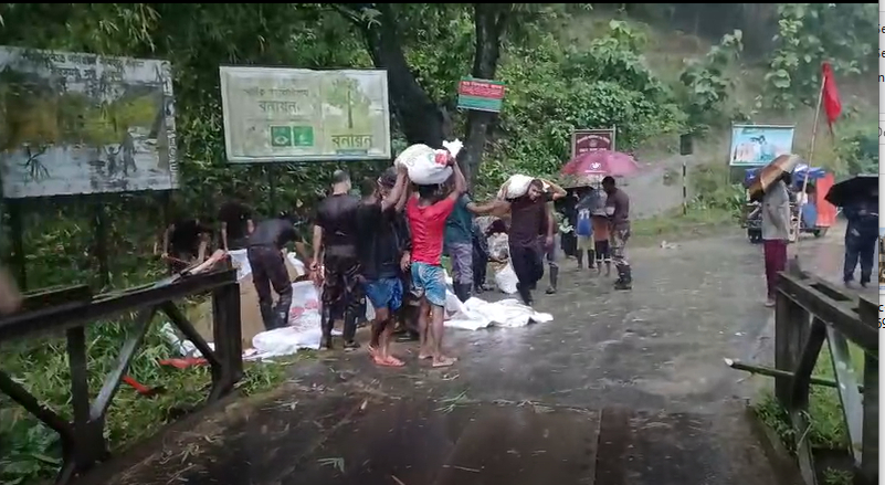 দুর্যোগে জনদুর্ভোগ লাঘবে বিজিবির নিরলস প্রয়াস: নাইক্ষ্যংছড়িতে ঝুঁকিপূর্ণ সেতু রক্ষায় প্রতিরোধমূলক ব্যবস্থা