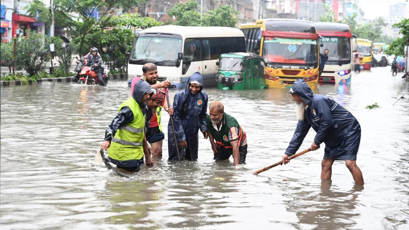 টানা বৃষ্টিতে ডুবল ঢাকার সড়ক, যানজট-জলাবদ্ধতায় নাকাল নগরবাসী