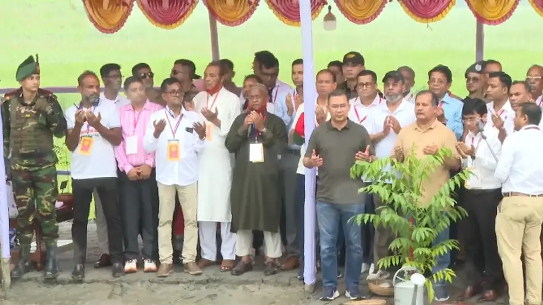 বরিশাল পৌঁছে বৃক্ষরোপণ কর্মসূচিতে অংশ নিয়েছেন প্রধানমন্ত্রী
