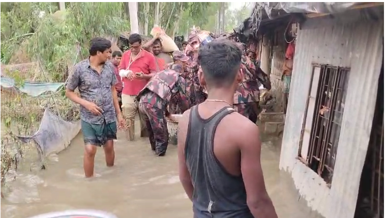 কক্সবাজারে বন্যাদুর্গত অসহায় মানুষের পাশে বিজিবি: ৫ শতাধিক পরিবারকে রান্না করা খাবার ও ত্রাণসামগ্রী বিতরণ