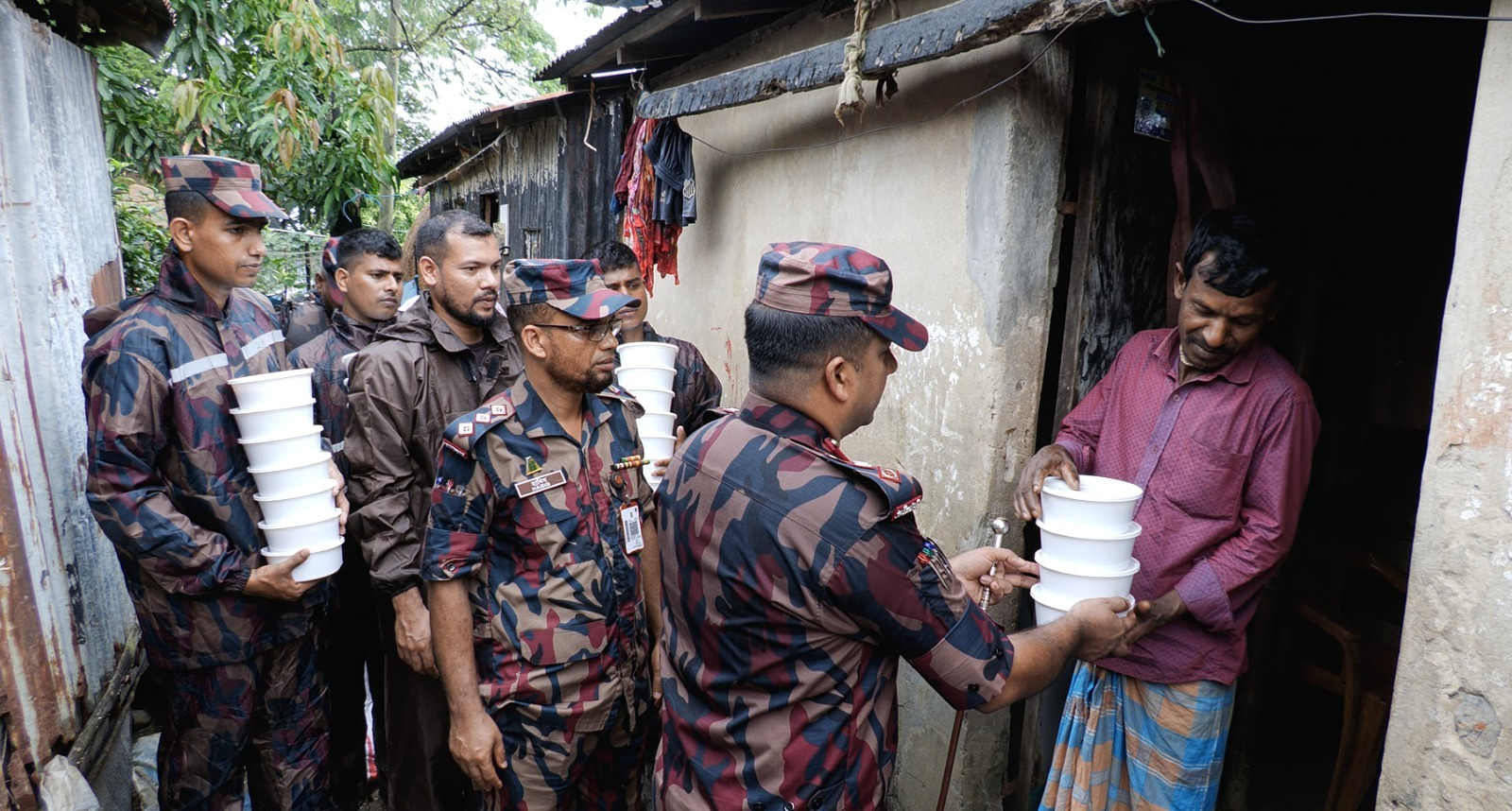 বন্যাদুর্গত হবিগঞ্জে বিজিবির মানবিক ও ব্যতিক্রমধর্মী উদ্যোগ: ফ্রি মেডিকেল ক্যাম্প, পশু চিকিৎসা ও ড্রোন প্রযুক্তির সহায়তায়  ত্রাণ বিতরণ