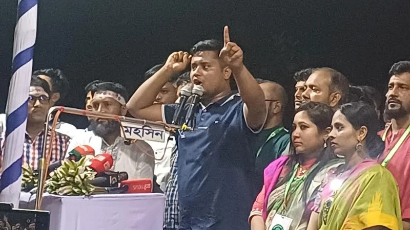 ‘ভাঙা বাসের চালকের আসনে তারেক রহমানকে বসানো হয়েছে’