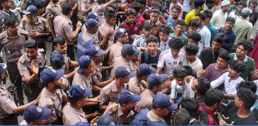 আন্দোলনের মাঝেই আজ ১০ বোর্ডে চলছে পরীক্ষা, বিকেলে হবে লংমার্চ