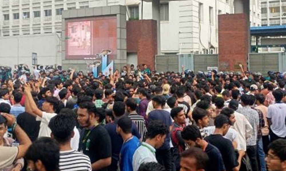 মন্ত্রীর পদত্যাগের দাবি বাদ, ছয় দফা দাবি নিয়ে সচিবালয়ে ৬ শিক্ষার্থী