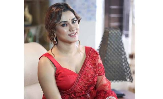 প্রতারণা মামলায় আদালতে হাজির হয়ে জামিন নিলেন নায়িকা ববি