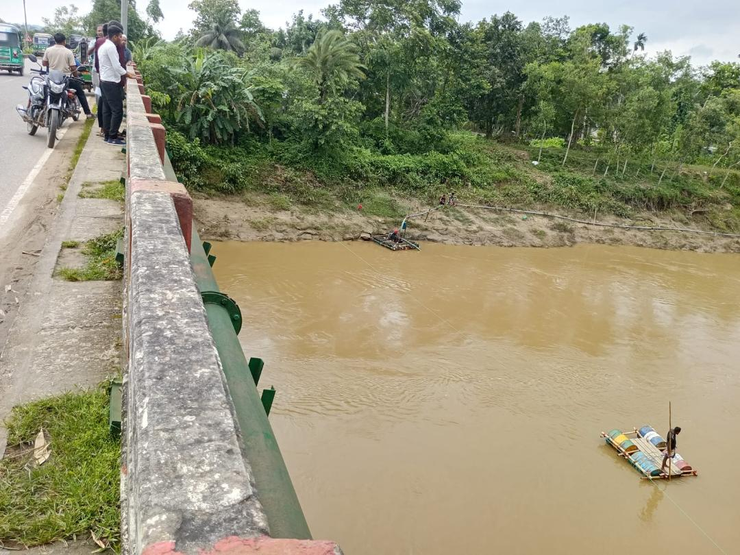কমলগঞ্জে ধলাই নদীতে প্রকাশ্যে অবৈধ বালু উত্তোলন, হুমকিতে সেতু ও শতাধিক বসতঘর